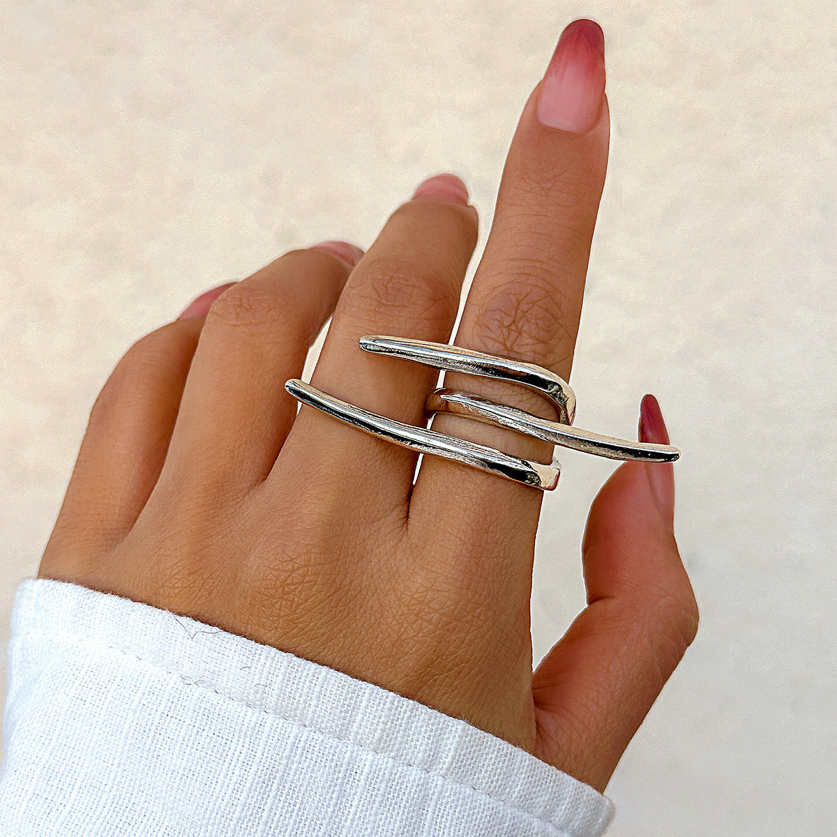 Metallic smooth butterfly ring for women, simple and exaggerated French bow ring